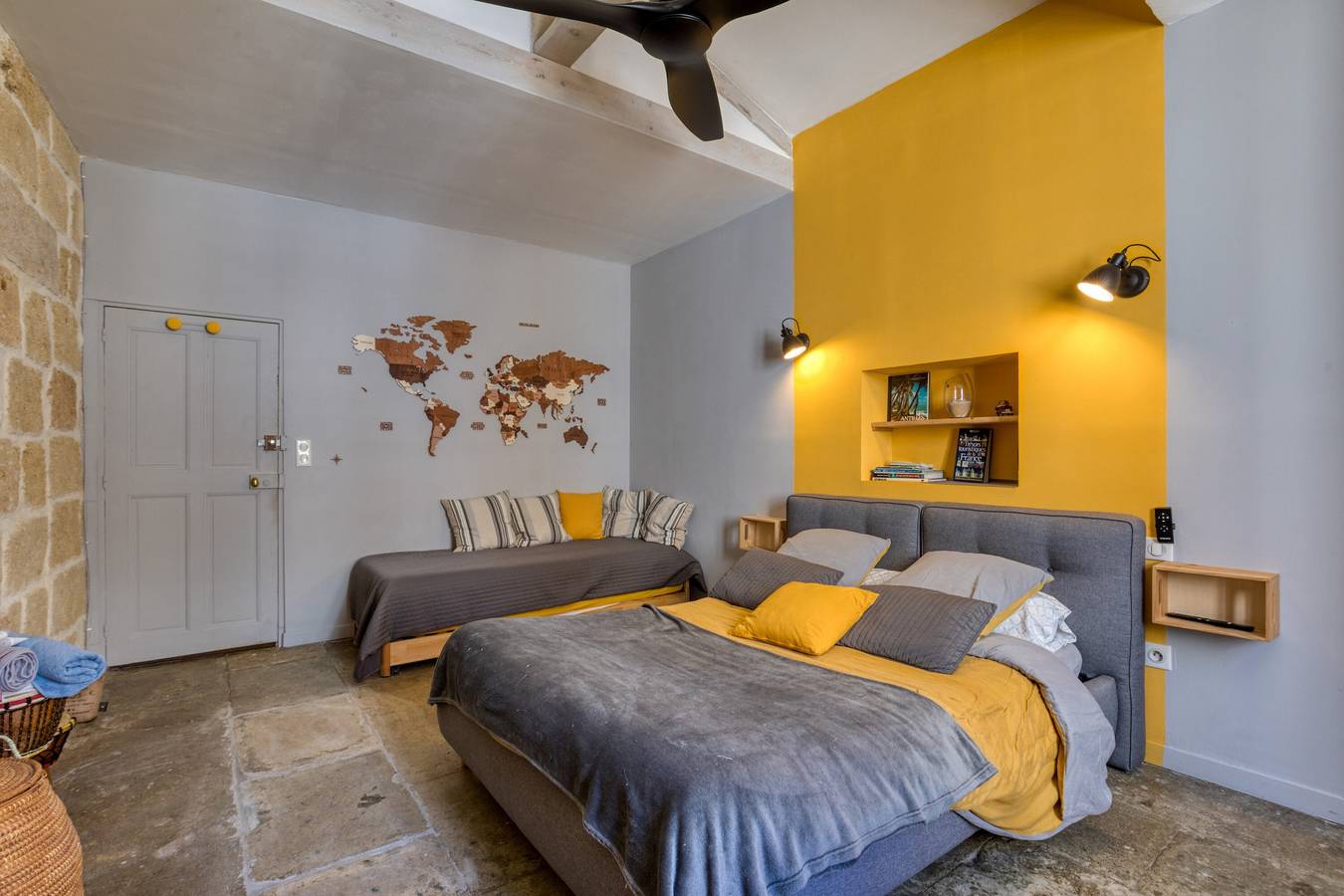 Chambre d'hôtes « Porte Saint-Louis - Pélerins » avec piscine, terrasse et Wi-Fi partagés in Vauvert, Région de Nîmes