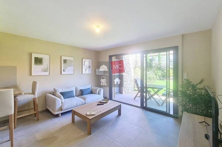 Gîte pour 2 personnes, avec jardin et terrasse dans Golf De Beauvallon