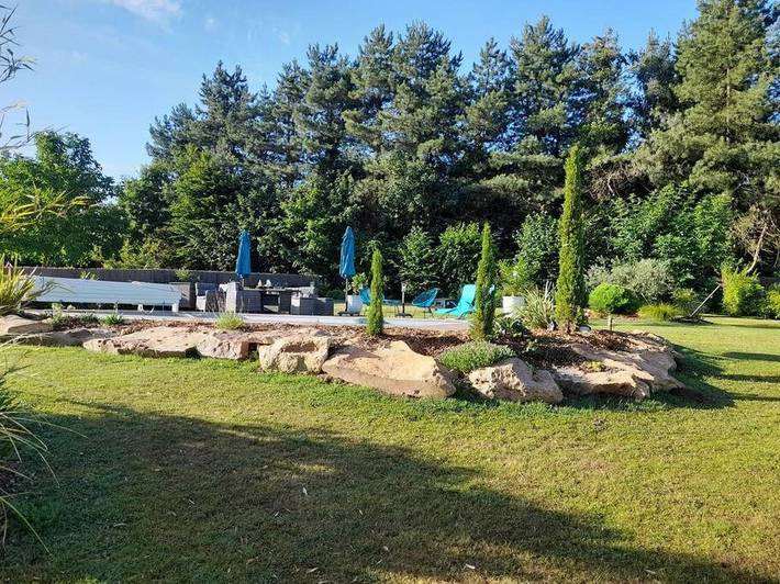 Chambre d’hôte pour 2 personnes, avec terrasse et piscine ainsi que vue et jardin à Angrie