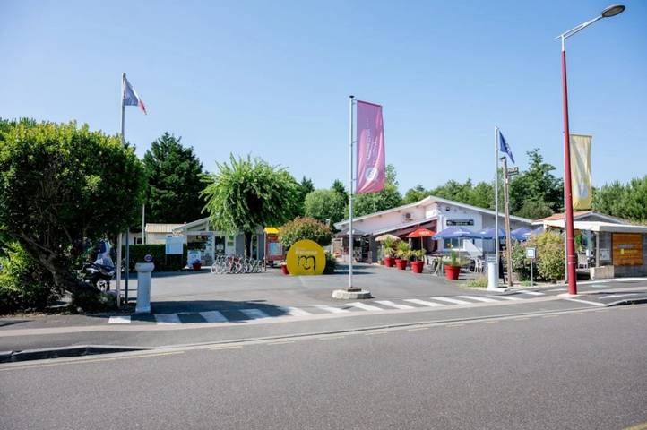 Camping pour 6 personnes, avec bassin pour enfant et jacuzzi
