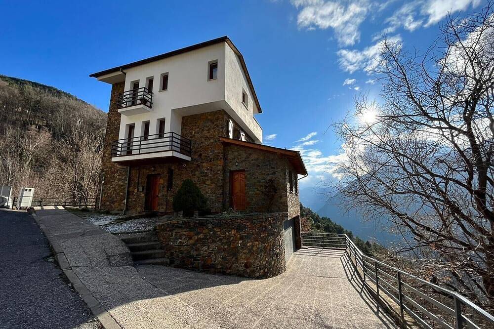 Spacious house (sleeps 7) with incredible view in Andorra