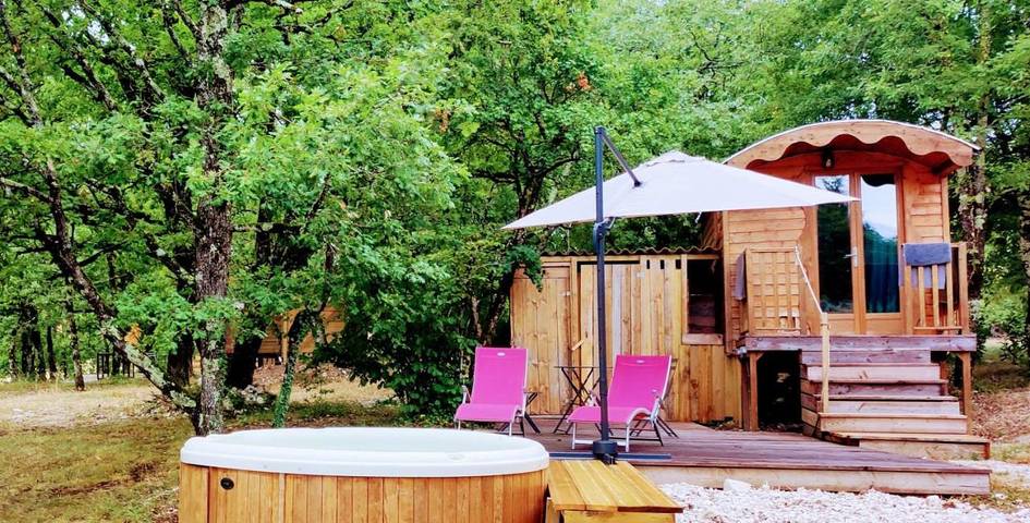 Gîte pour 2 personnes, avec Jacuzzi et Terrasse ainsi que Jardin et Piscine à Carnac-Rouffiac