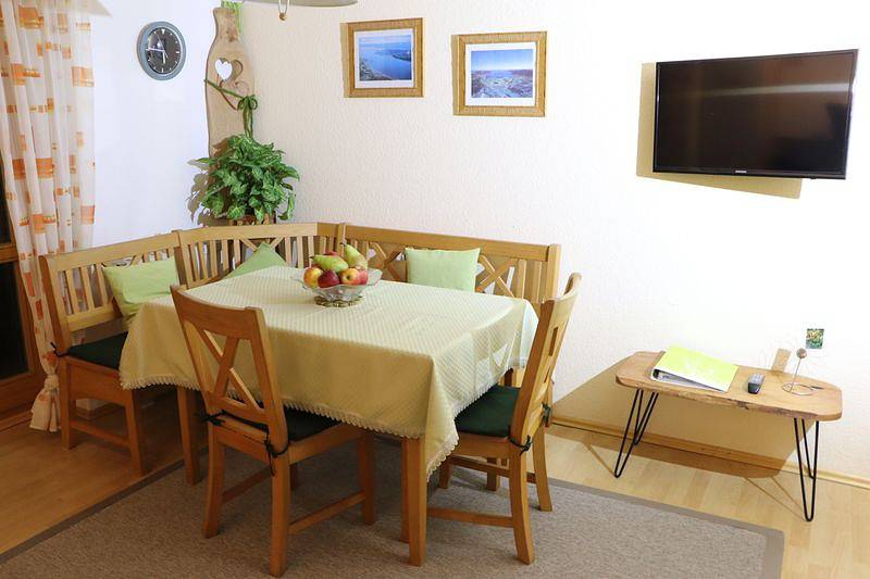 Ganze Ferienwohnung, Haus Zurell - Ferienwohnung Jogagold, 55m, 2 Schlafzimmer, max. 4 Personen in Markdorf, Region Bodensee-Oberschwaben