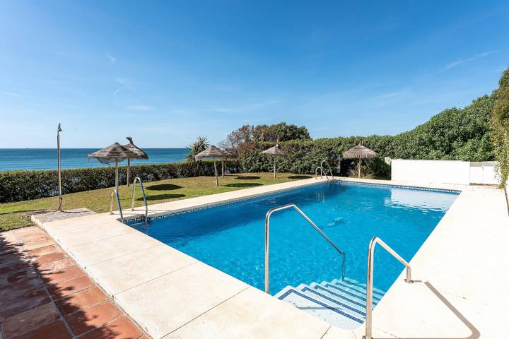 Apartamento entero, Apartamento 'Oasis La Cala' con vistas al mar, piscina compartida y Wi-Fi in Playa de Las Doradas (Mijas), Mijas
