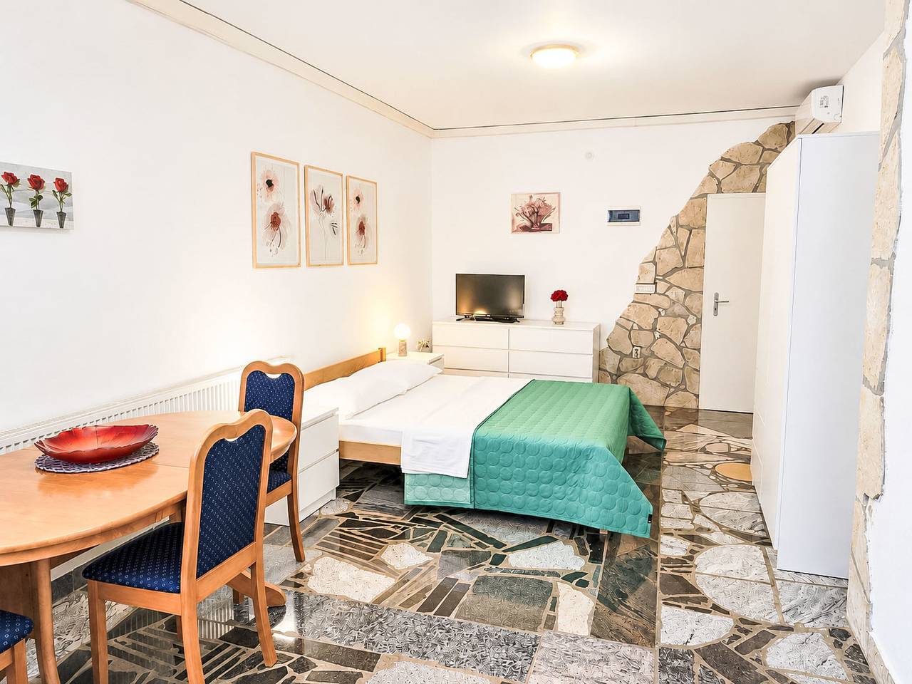 Ganze Wohnung, Ein Apartment im Ferienhaus Zweirosen in Valbandon, Südküste Istrien