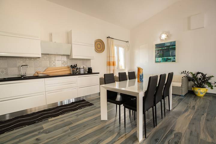 Vakantiehuis 'Villa S'ena E Su Juncu' met Uitzicht op de Bergen, Wi-Fi en Airco in Lòcula, Barbagia