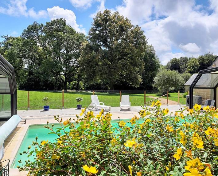 Gîte pour 6 personnes, avec Terrasse ainsi que Jardin et Piscine à Lanvénégen