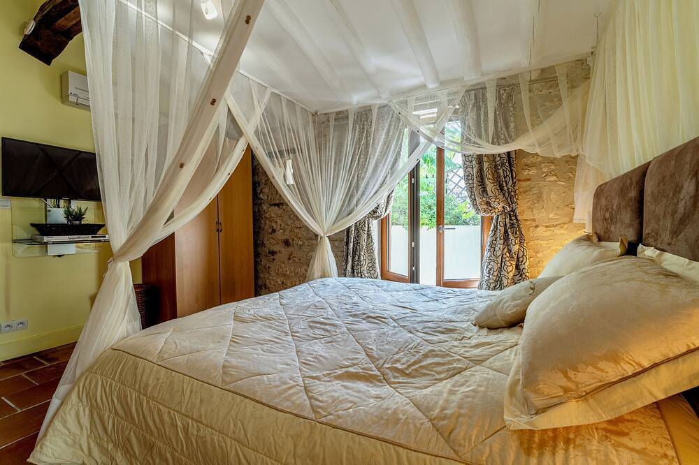 Agrangesud Luxury Dordogne Villas, overlooking Chat Vigiers golf, 25min Bergerac in Razac-de-Saussignac, Périgord Pourpre
