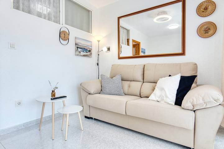 Apartamento entero, Apartamento 'Sunflower Tailandia' con vistas al mar, balcón y Wi-Fi in Santa Pola, Costa Blanca
