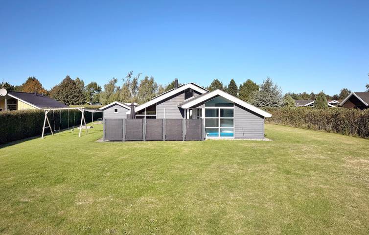 Feriehus for 12 personer, badebasseng og terrasse i tillegg til sauna og jacuzzi i Hasmark