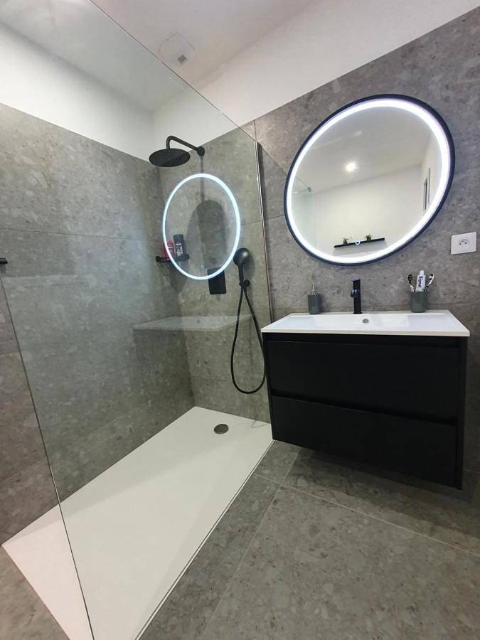 Chambre d’hôte pour 2 personnes, avec terrasse et piscine ainsi que jardin et vue à Changé - 4