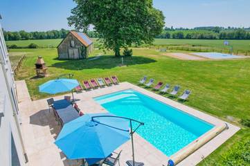 Cottage pour 30 personnes, avec piscine ainsi que terrasse et jardin, animaux acceptés à Montchevrel