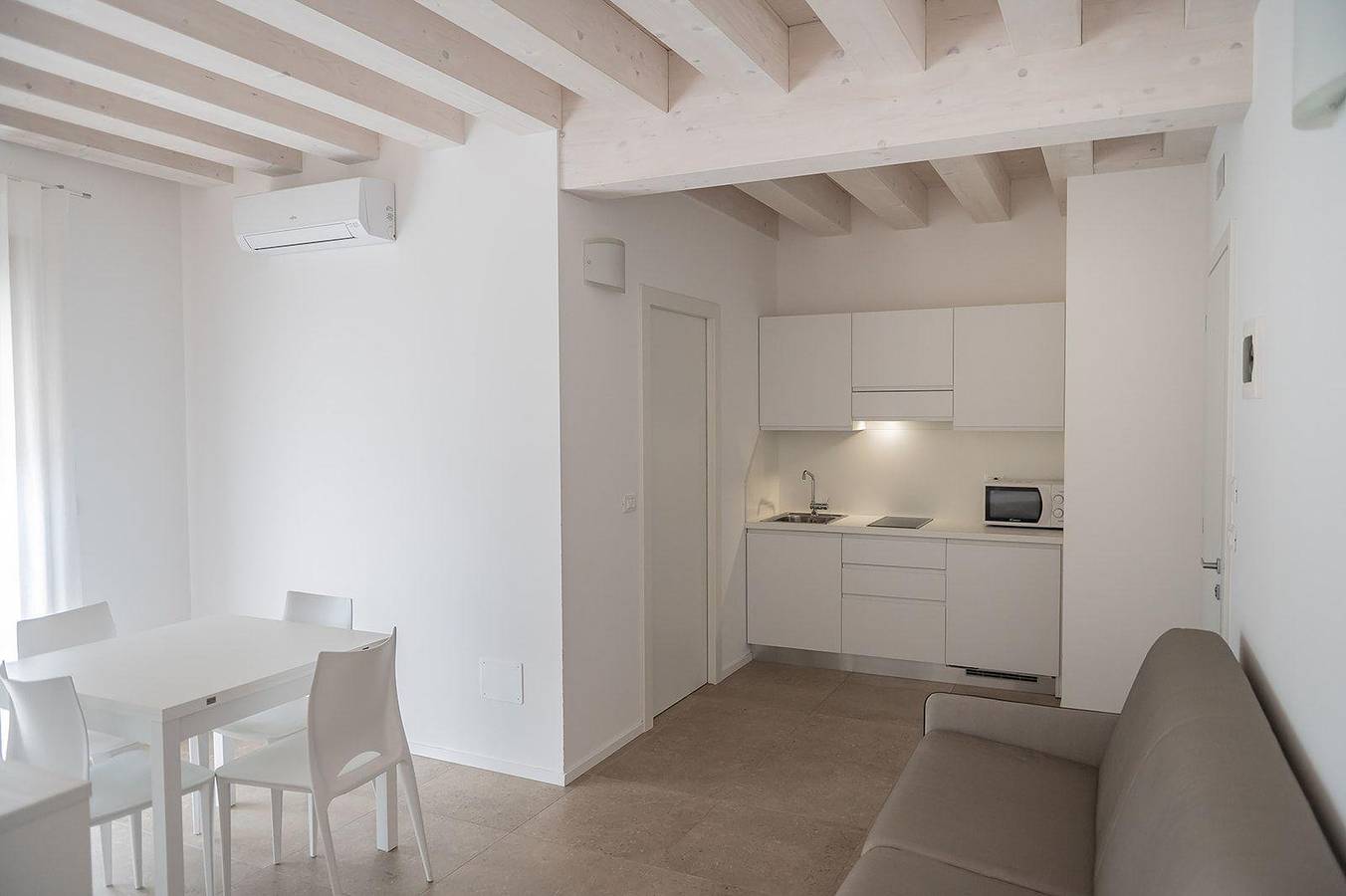 Entire holiday apartment, Milan Residence - Junior Suite with breakfast in Rosolina Mare, Polesine