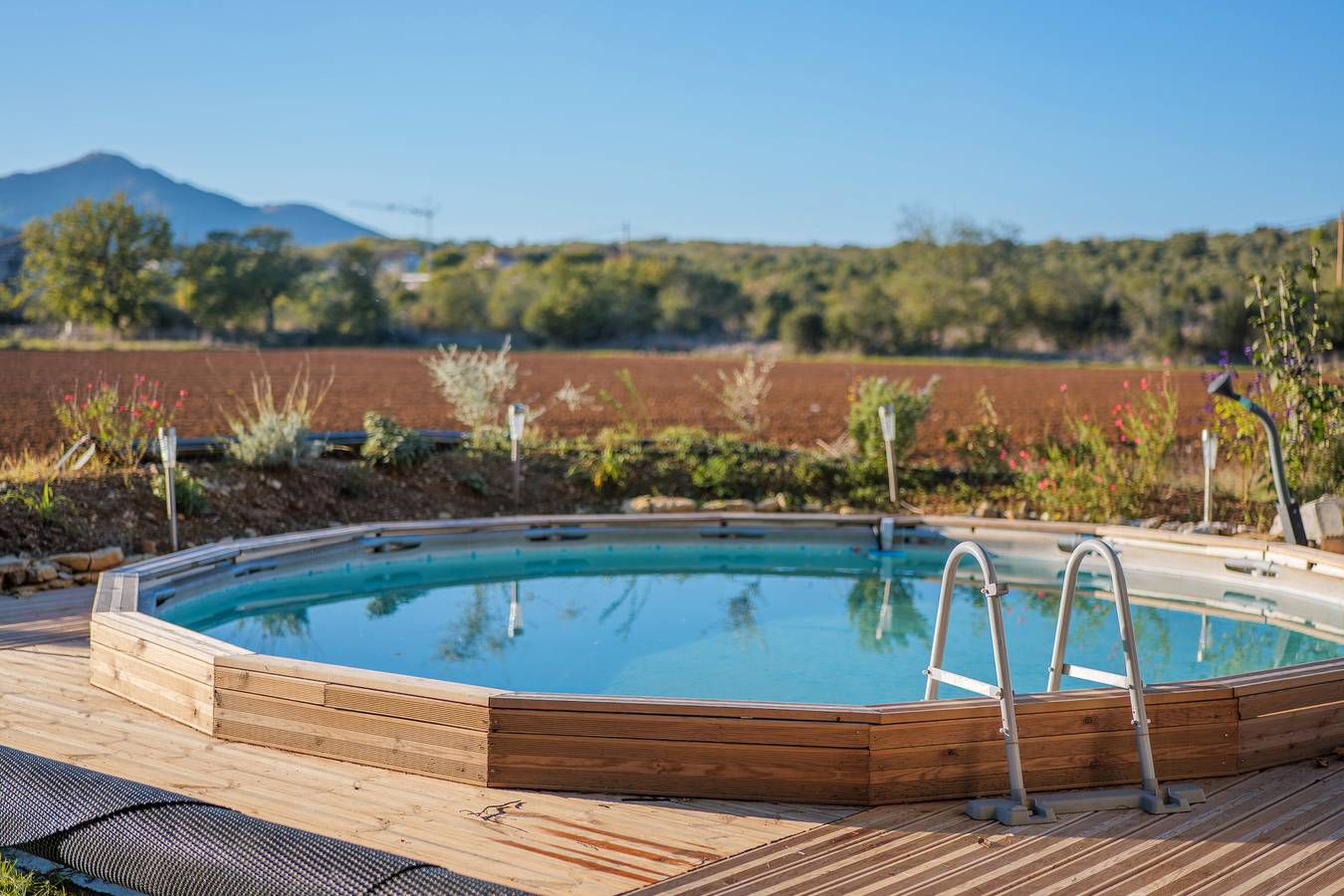 Chambre d'hôtes 'Chambre La Louve' avec vue sur la montagne, piscine privée et terrasse privée in Banne, Parc national des Cévennes