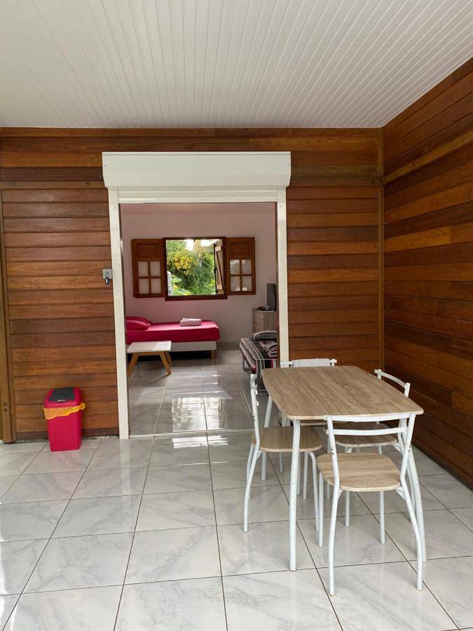 Gîte pour 2 personnes, avec jardin ainsi que vue et piscine à Gourbeyre - 4