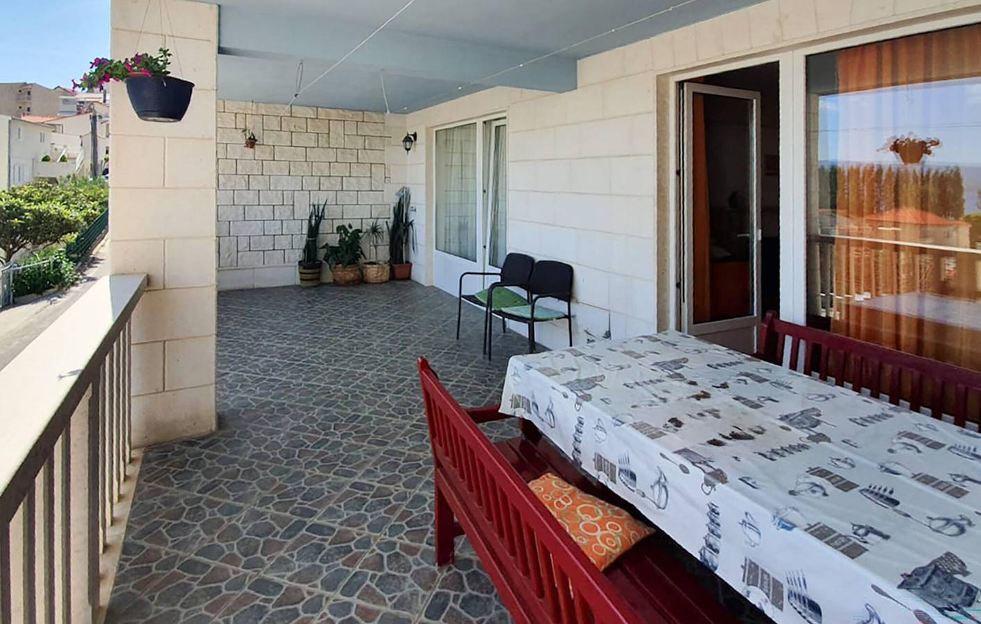 Ganze Ferienwohnung, Charmante Unterkunft, 2 km vom Strand entfernt: 90 m² große Wohnung mit Pool und Terrasse in Omis, Split-Dalmatien