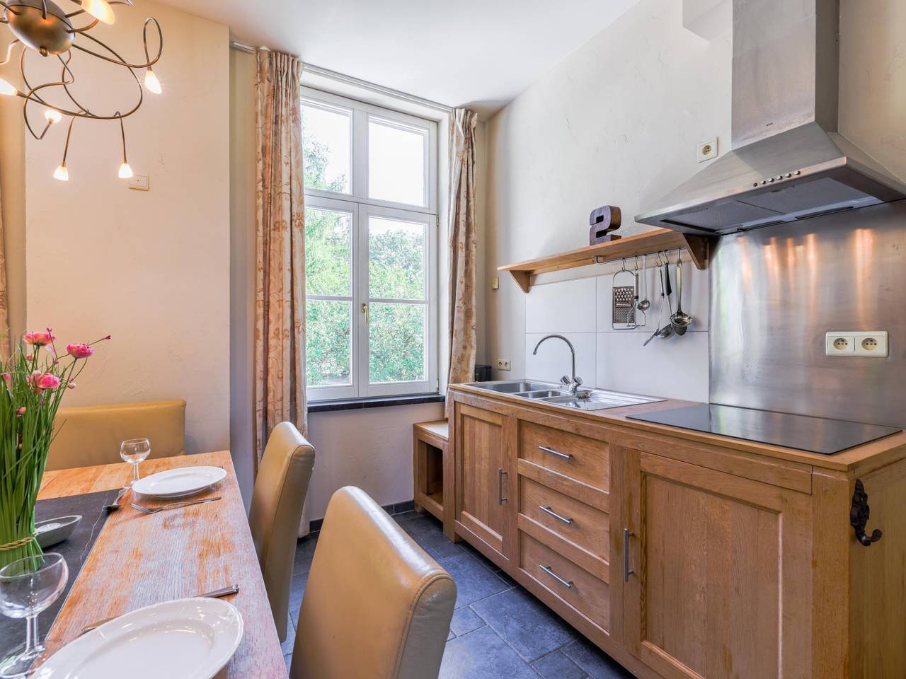 Geheel appartement, Comfortabel 4/6-persoons appartement in het kasteel met authentieke sfeer in de Ardennen in Aywaille, Luik en omgeving