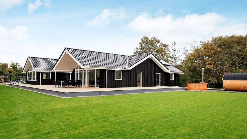Ferieudlejning for 14 personer, med have og terrasse såvel som jacuzzi og pool i Reersø