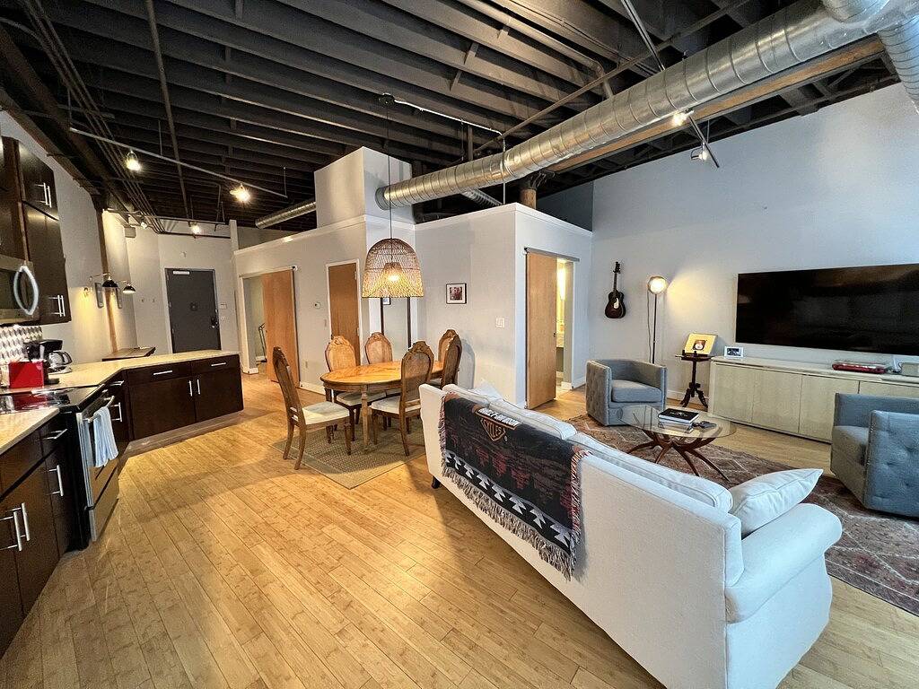 Ganze Wohnung, Ambrose Lofts - 1 bedroom overlooking 4th Ave Downtown in Nashville, Tennessee