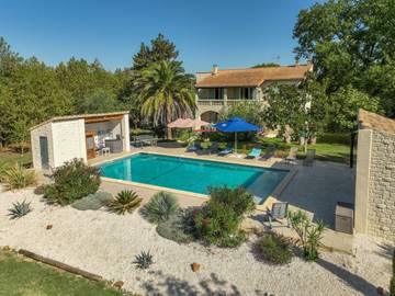 Location de vacances pour 12 personnes, avec sauna et jardin à Uzès