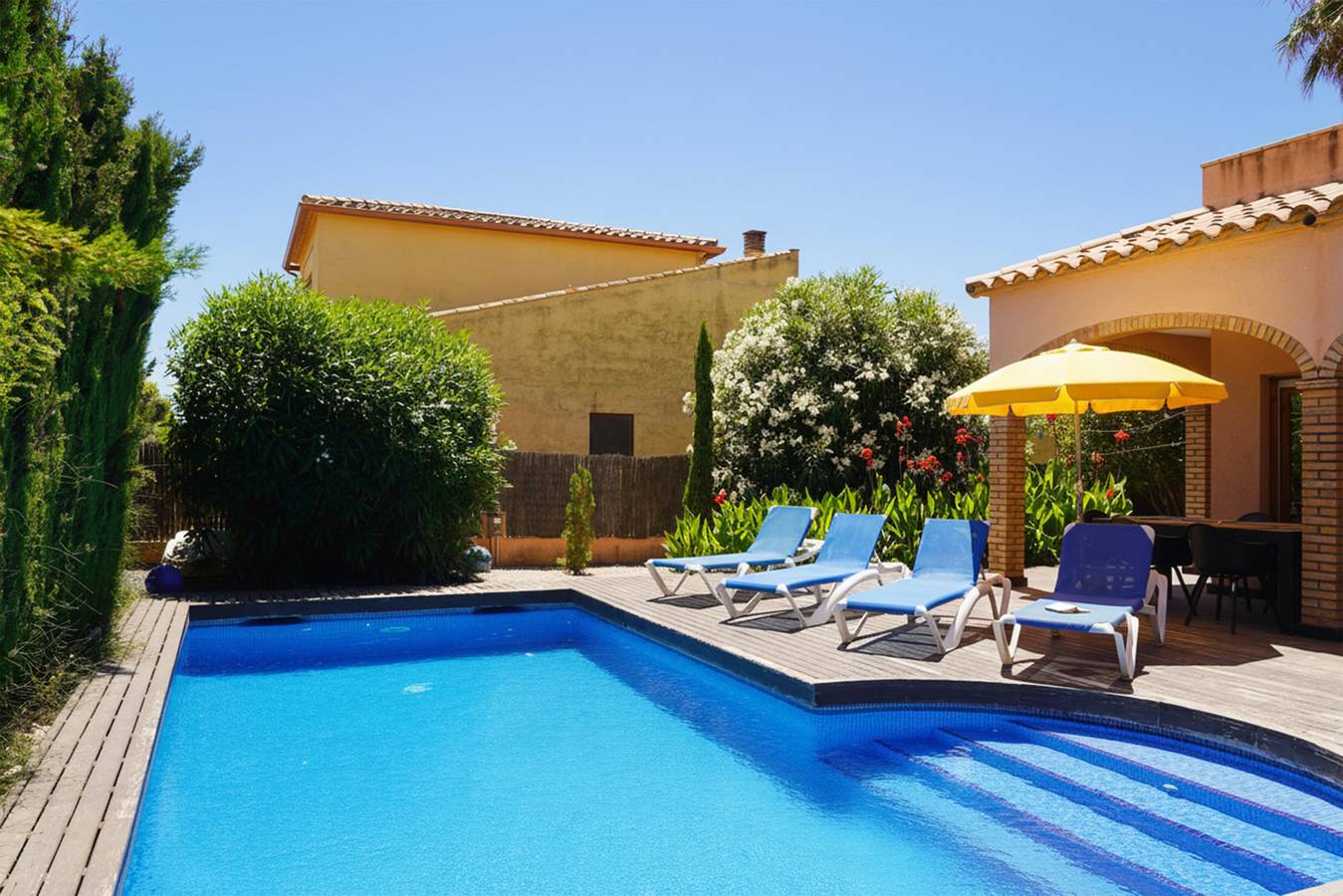 Superb villa near sandy beach Sant Pere Pescador in Sant Pere Pescador, Upper Empordà