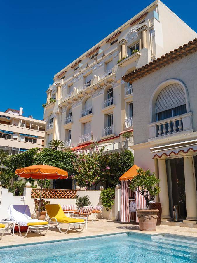 Hôtel pour 3 personnes, avec sauna ainsi que terrasse et piscine dans Office de Tourisme d'Antibes