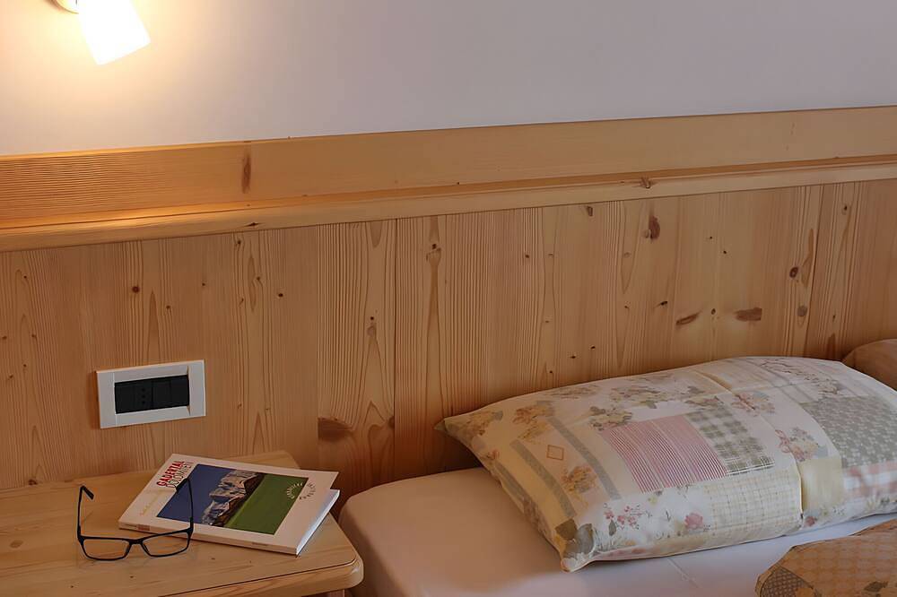 Entire apartment, Apartment 'Pütia' with Mountain View, Shared Terrace and Wi-Fi in La Val, Dolomiti Superski