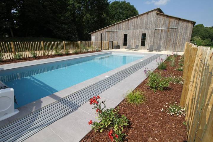 Location de vacances pour 10 personnes, avec piscine et vue ainsi que vue sur le lac et jardin à Quévert