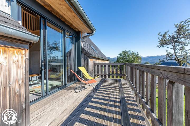 Gîte pour 6 personnes, avec Jacuzzi et Terrasse ainsi que Jardin et Vue à Saint-Sauves-d'Auvergne