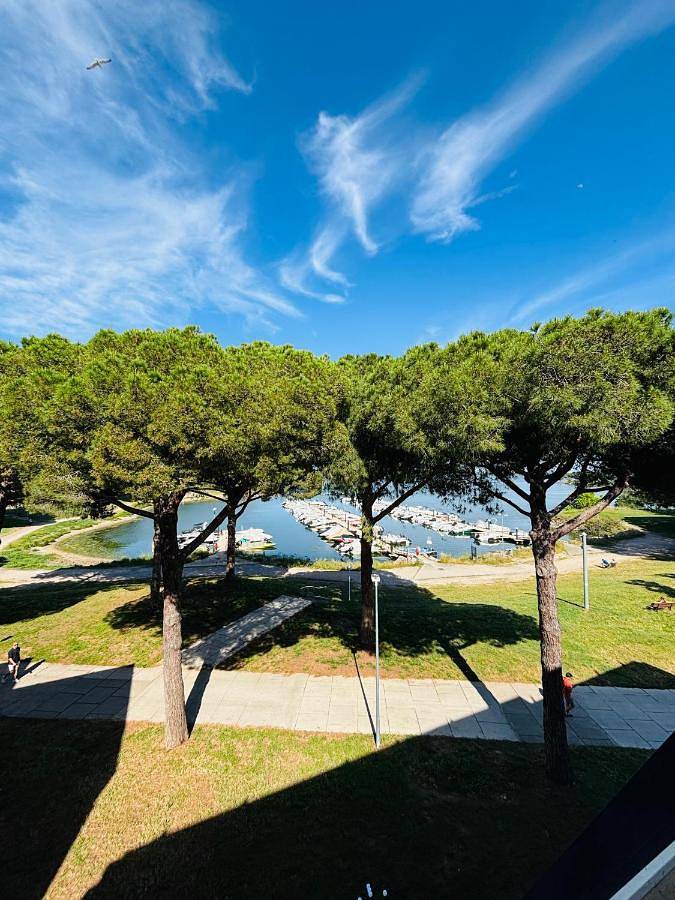 Appartement de vacances pour 2 personnes, avec vue et piscine ainsi que terrasse et vue sur le lac, animaux acceptés