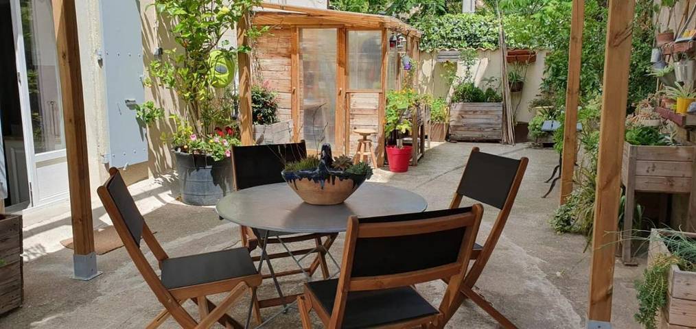 Location de vacances pour 4 personnes, avec terrasse à Montouliers
