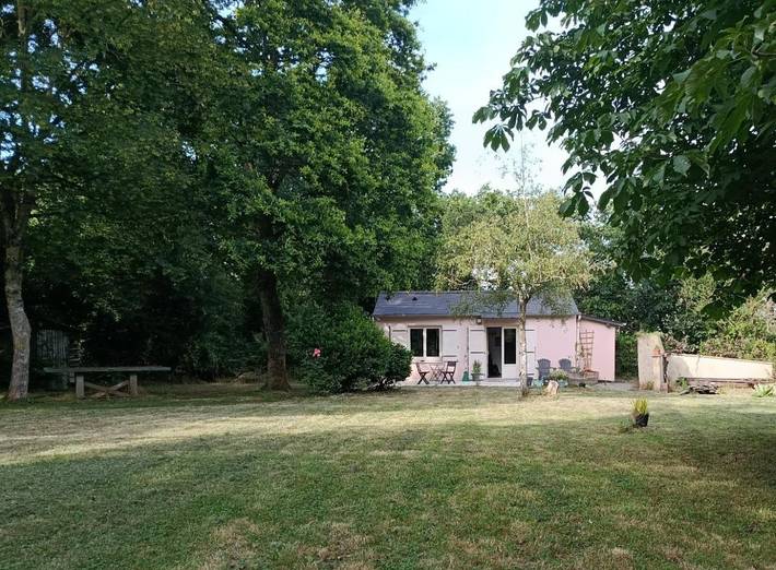 Location de vacances pour 2 personnes, avec jardin ainsi que vue et terrasse dans La Couyère