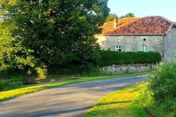 Gîte pour 7 personnes, avec jardin à Roussines
