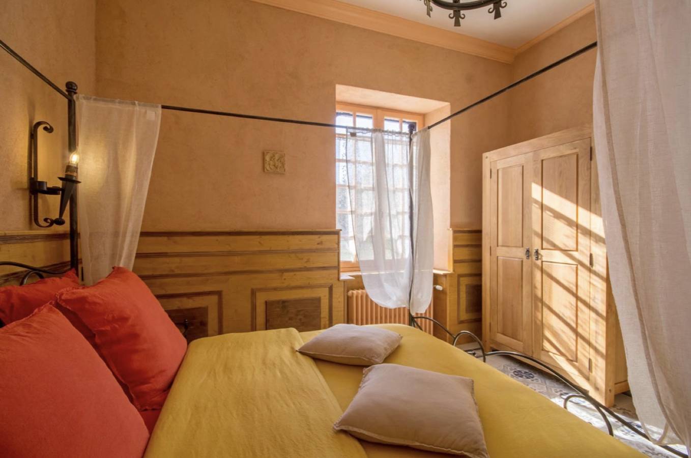 Bed and Breakfast 'Chambre Lancelot' with Shared Terrace, Shared Garden and Wi-Fi in Pluvigner, Lorient region
