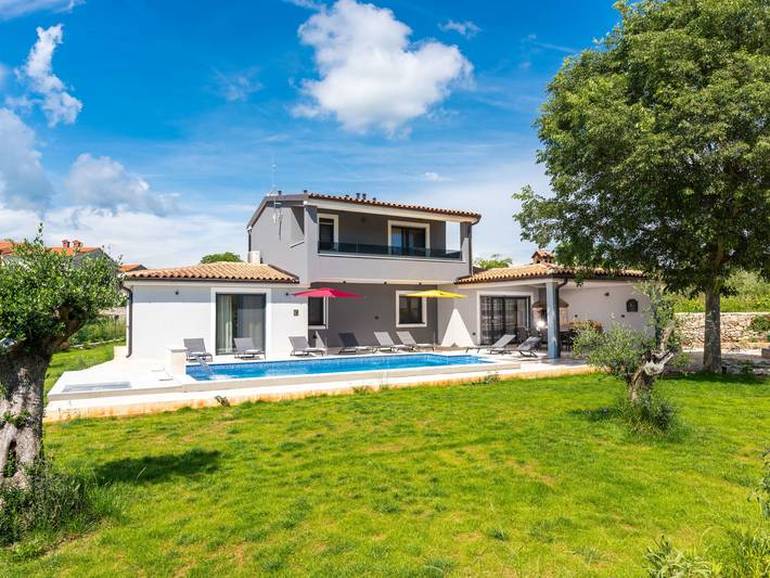 Ferienhaus für 8 Personen, mit Pool und Terrasse, mit Haustier