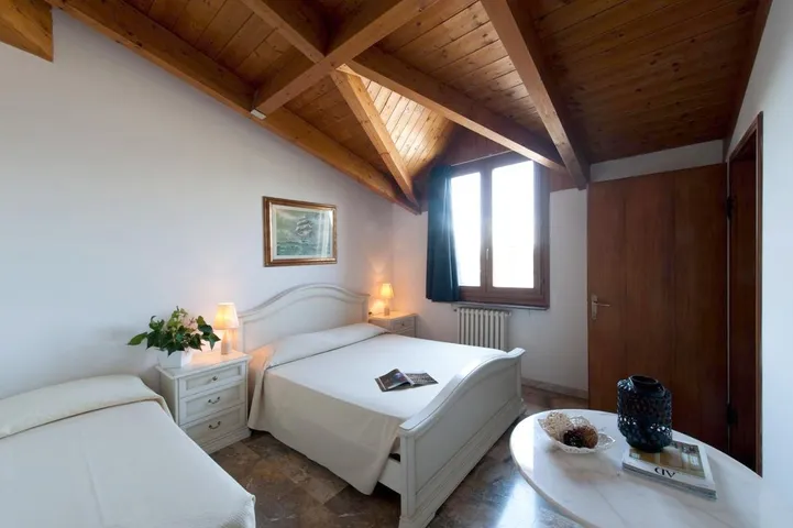 Hotel para 3 personas, con terraza y vistas - 1