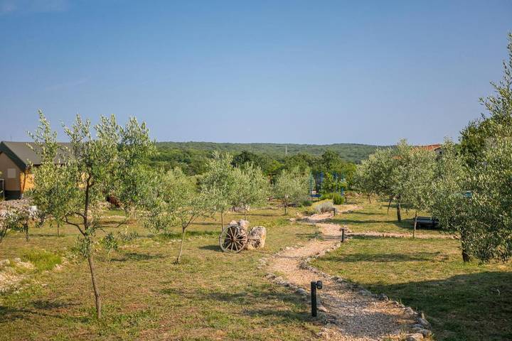 Tente pour 5 personnes, avec Terrasse et Jardin ainsi que Piscine et Vue dans Krk - 4