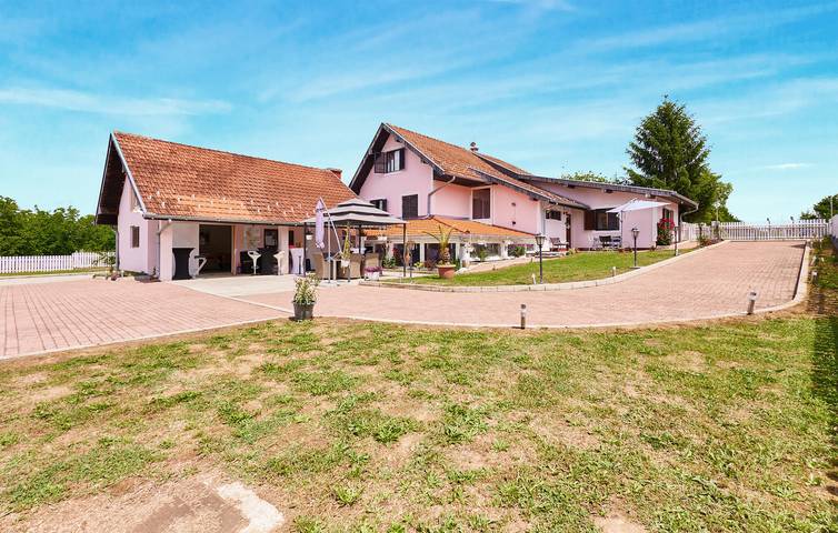 Vakantiehuis voor 16 personen, with tuin and whirlpool as well as sauna - 1