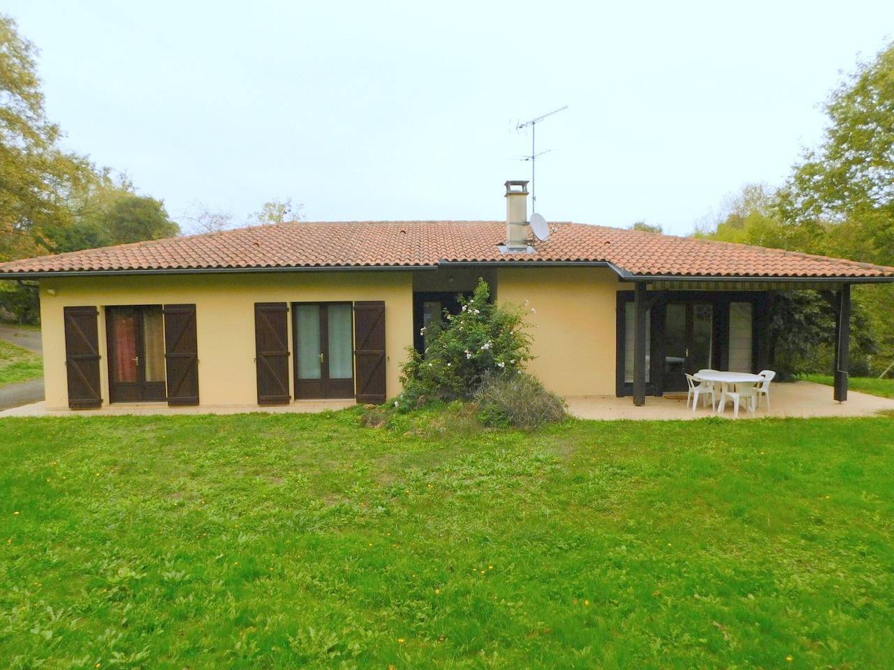 Casa vacacional 'Villa Moutiques' con terraza privada, jardín privado y Wi-Fi in Cazaubon, Gers