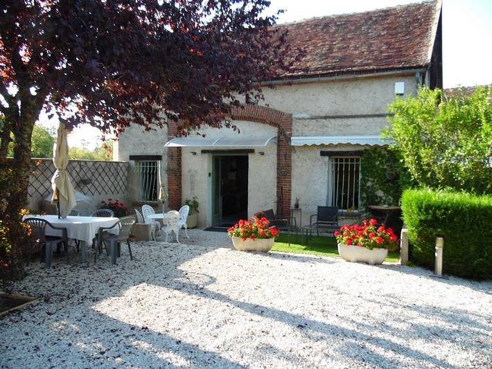 Gîte pour 5 personnes, avec jardin et terrasse ainsi que jacuzzi et piscine dans Montholon