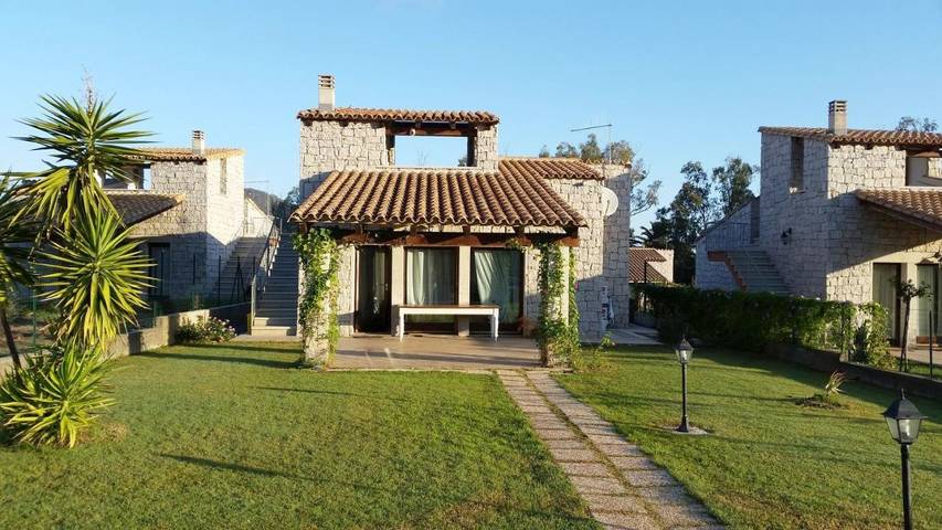 Casa vacanza per 7 persone, con Balcone e Terrazza nonché Giardino e Panorama a Cala Sinzias