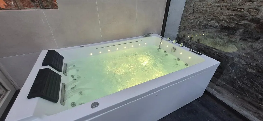 Casa de huéspuedes para 4 personas, con balcón y jacuzzi además de jardín y sauna - 1
