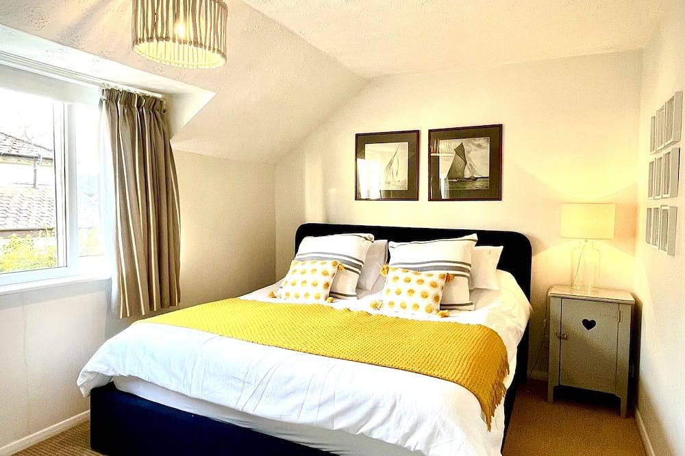 A cosy cottage by the sea with sea food and dog walks on the doorstep. in Mersea Island, Colchester