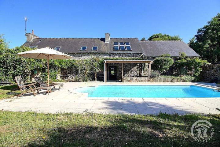 Gîte pour 7 personnes, avec Terrasse ainsi que Jardin et Piscine à Plérin