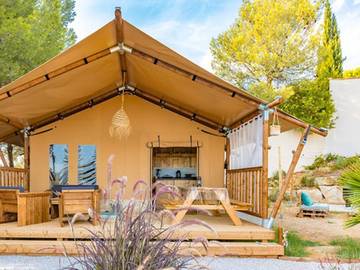 Camping pour 4 Personnes dans Saint-Pierre-Lafeuille, Quercy, Photo 1
