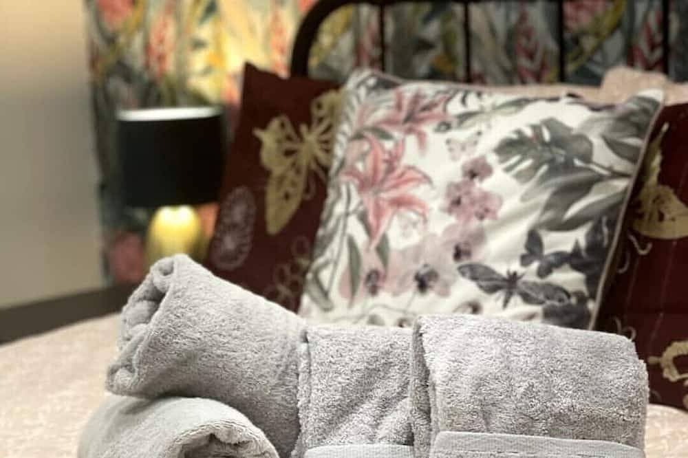 A Warm Welcoming Cosy Bungalow, 10 mins to Windsor in Farnham Royal, Buckinghamshire