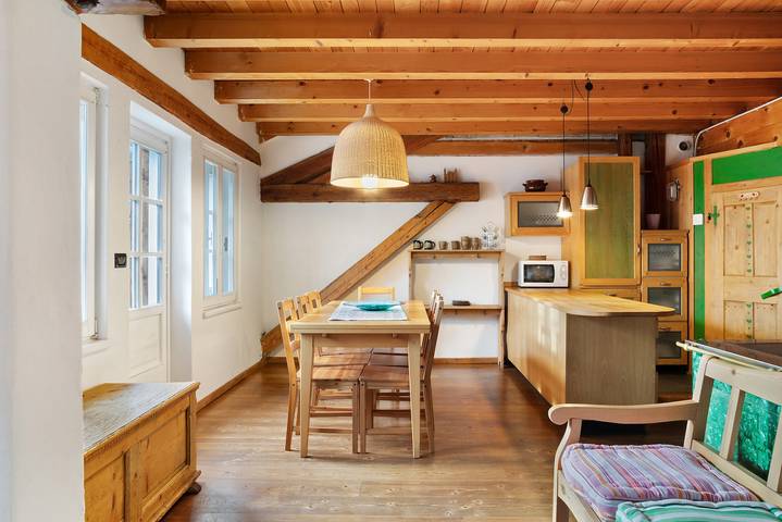 Entire apartment, Apartment 'La Casa Del Noce' with Mountain View, Private Garden and Wi-Fi in Fiera di Primiero, Primiero San Martino di Castrozza