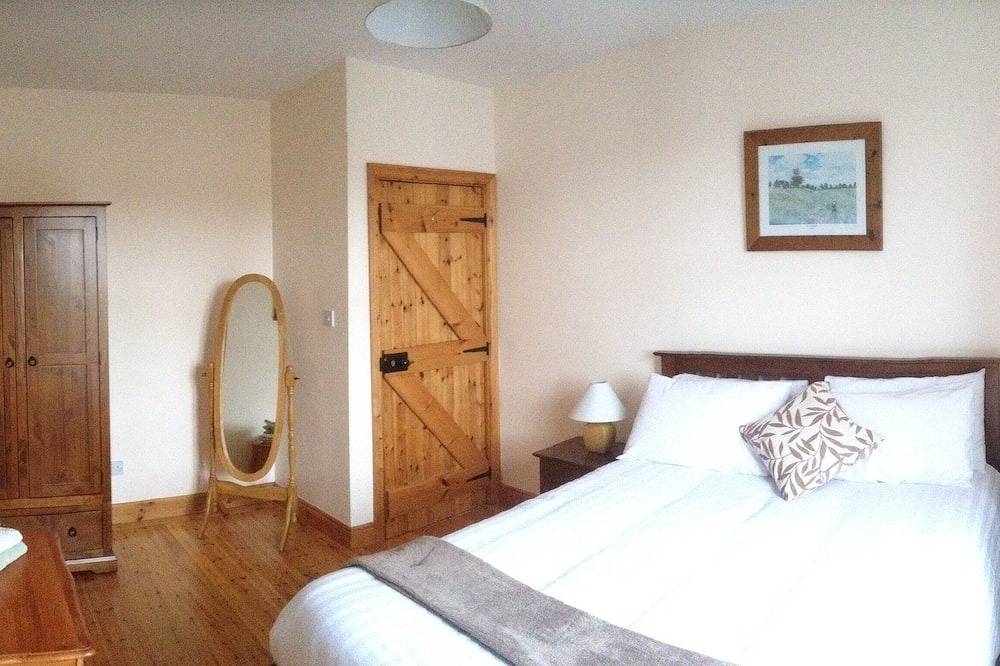 Schöne Aussicht auf das Meer an der Westküste von Irland, entlang der Wild Atlantic Way. in County Clare