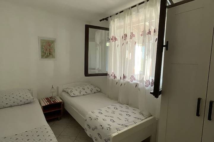 Ganze Wohnung, 2-Zimmer-Ferienwohnung mit Terrasse und Meerblick Bucht Donja Krušica, Solta in Solta