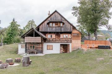 Ferienhaus für 12 Personen, mit Terrasse und Sauna sowie Pool und Ausblick, mit Haustier in Slowenien
